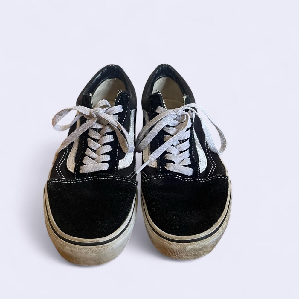 Vans Old Skool Black/White Sneakers (Men’s 7 / Women’s 8.5)